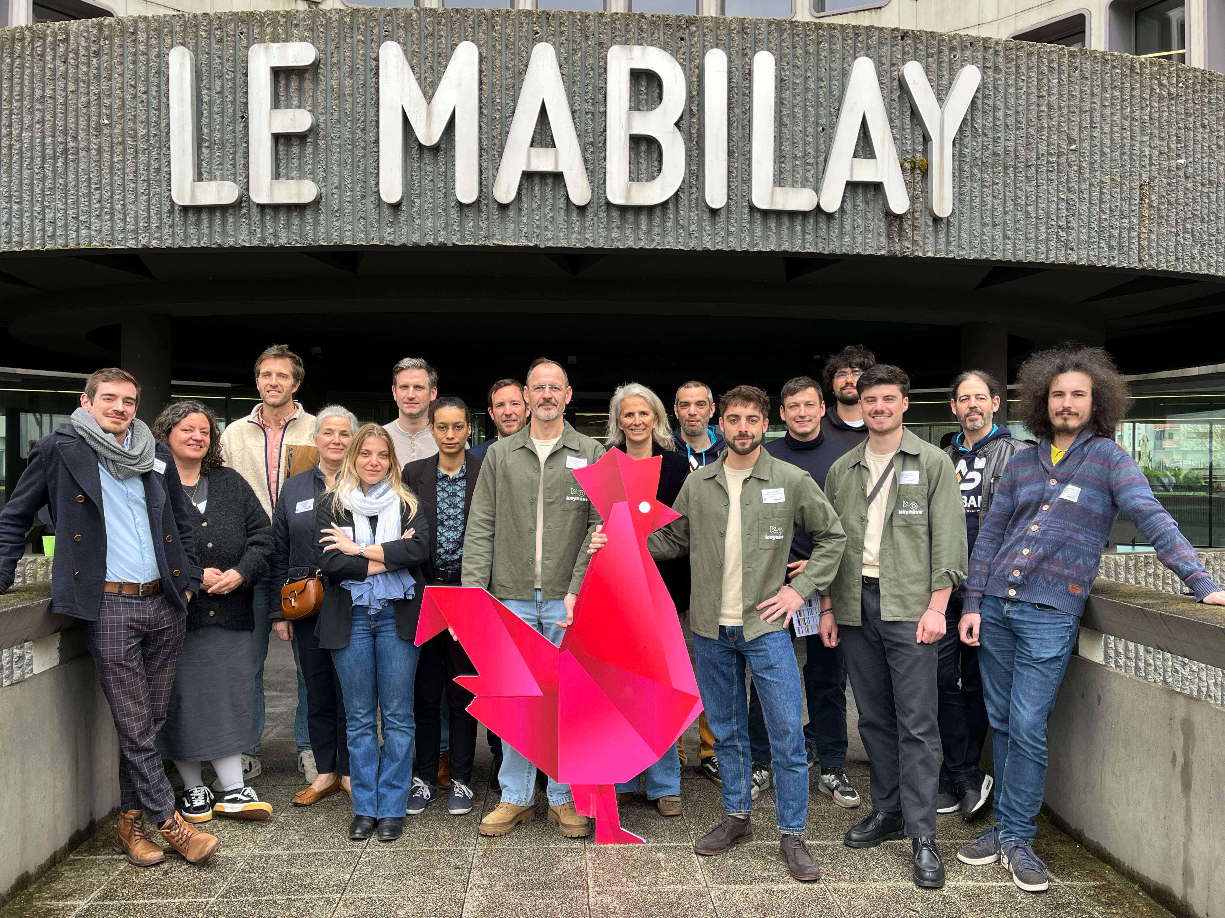 Plusieurs équipes d’entrepreneurs devant Le Mabilay à Rennes pour leur intégration au Poool. Photo de groupe prise devant Le Mabilay à Rennes lors de l’intégration de Keynavo au Poool, l’écosystème de soutien aux startups innovantes de la région. Cette intégration marque une étape clé dans le développement de Keynavo et son ancrage au sein de la French Tech Rennes-St Malo.